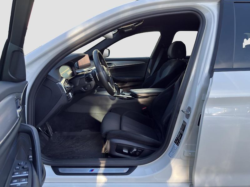 BMW Řada 5 520d xDrive Touring - fotka 2 z 18