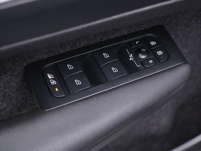 Volvo XC40 2,0 B3 120kW Core DCT CZ Záruk - fotka 16 z 32