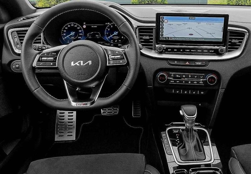 Kia XCeed. Výrazná maska chladiče dává autu sportovní charakter.