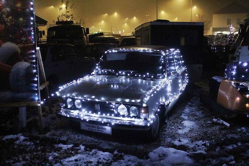 Popáté byly v Auto-retro-muzeum Veteráni Litvínov zahájeny Vánoce u Veteránů. Světýlky jsou osvětlena nejen auta, ale i přilehlý selský dvoreček.