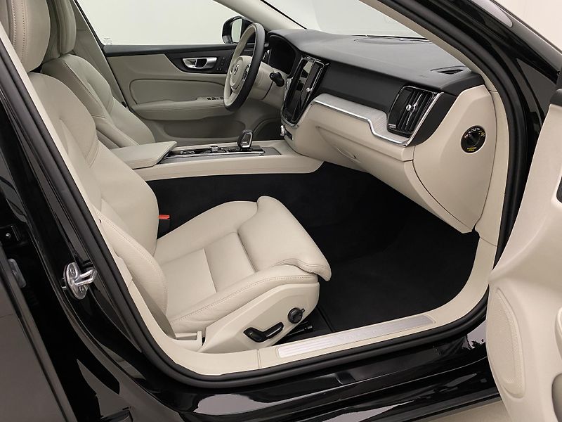 Volvo V60 B4 DARK PLUS AUT CZ - fotka 23 z 51