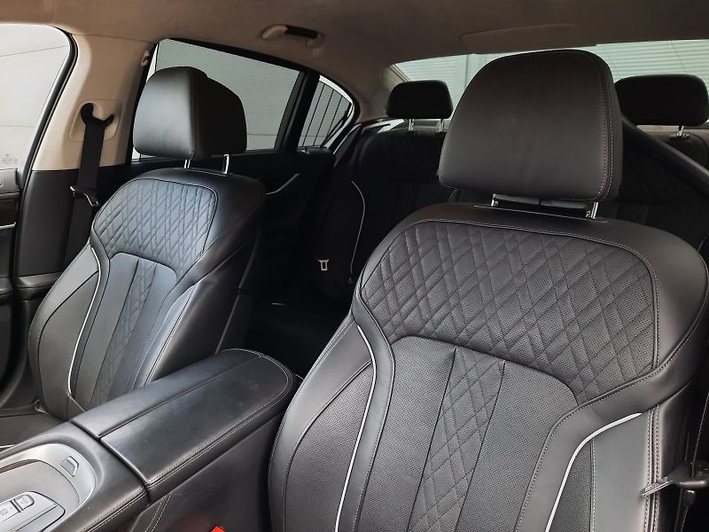 BMW Řada 7 (2018) 730d xDrive M Sport - fotka 10 z 12