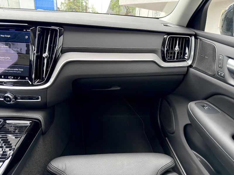 Volvo S60 T8 AWD ULTIMATE DARK // 335 kW - fotka 18 z 39
