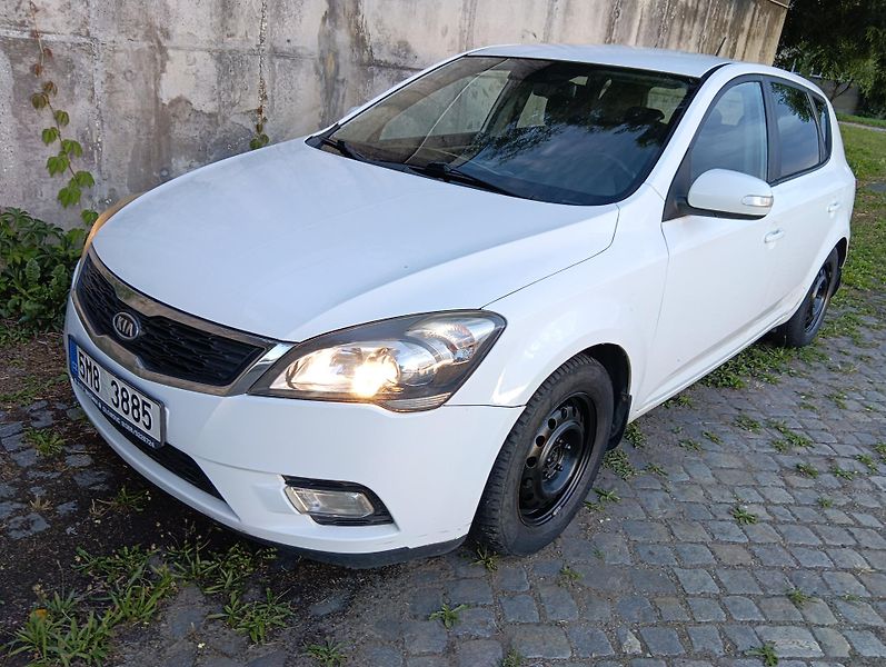 Kia Ceed (2010) 1.6D/85kW, automat, výhřev, AC - fotka 2 z 24