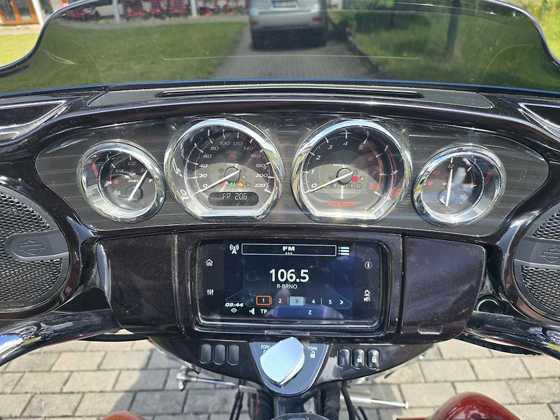 Harley-Davidson FLHTCUTG Tri Glide Ultra Classic (2022) - fotka 8 z 10