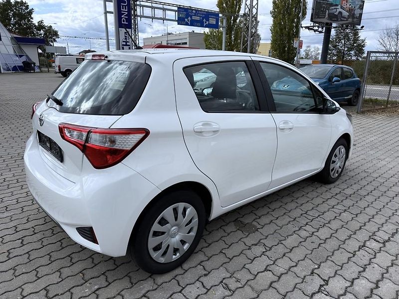 Toyota Yaris 1.5i 82 kW navi. serviska - fotka 5 z 18