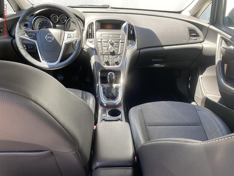 Opel Astra (2010) 1.4 T, Cosmo - fotka 8 z 17