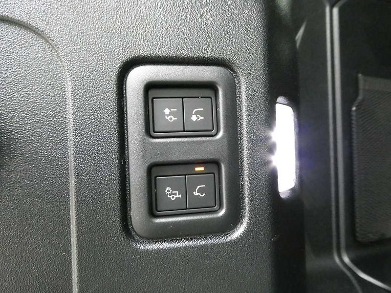 Land Rover Defender 110 3,0 X-Dynamic SE D250 - fotka 36 z 40