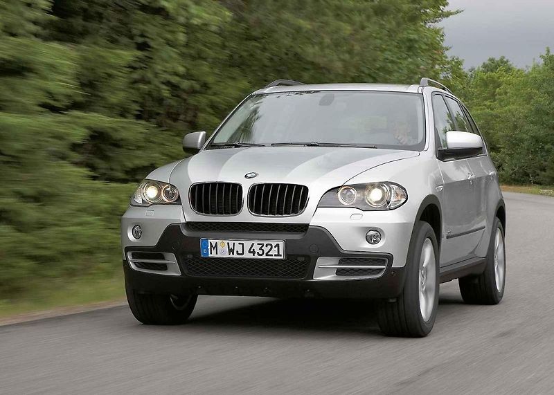 Luxusní BMW X5 bude sice 11 let staré, ale pořád si pohodlně namaže pomalejší Dacii na chleba.