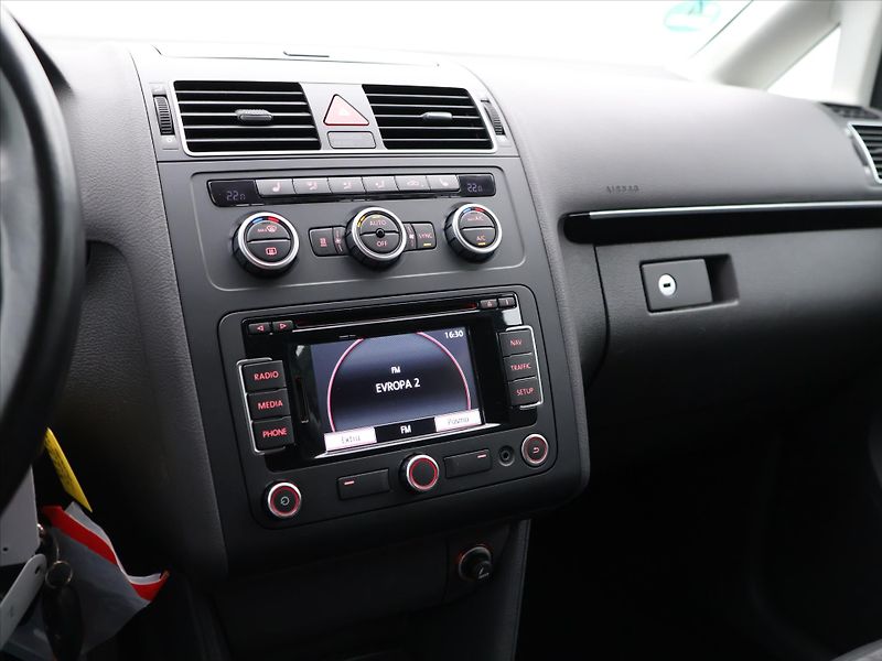 Volkswagen Touran 2,0 TDI 103kW Highline Tažné - fotka 16 z 27