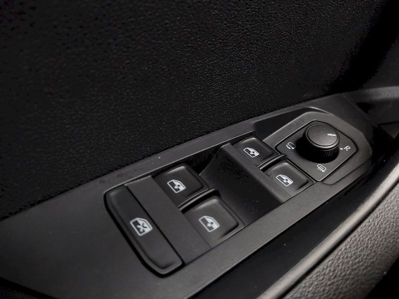 Škoda Karoq (2023) Style Plus 2,0 Tdi 110 Kw 4x4 - fotka 25 z 36