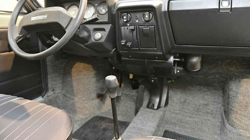 Jak se vyvíjela řadicí páka? Od „tyče“ mimo interiér po komfortní automat.