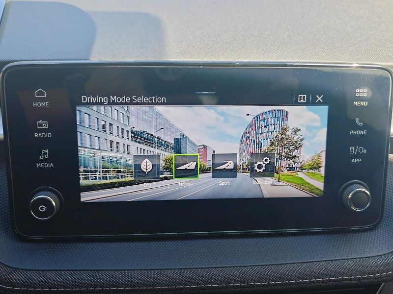 Škoda Fabia (2025) 1,0 TSI 70 kW 130 LET PREMIUM - fotka 29 z 39