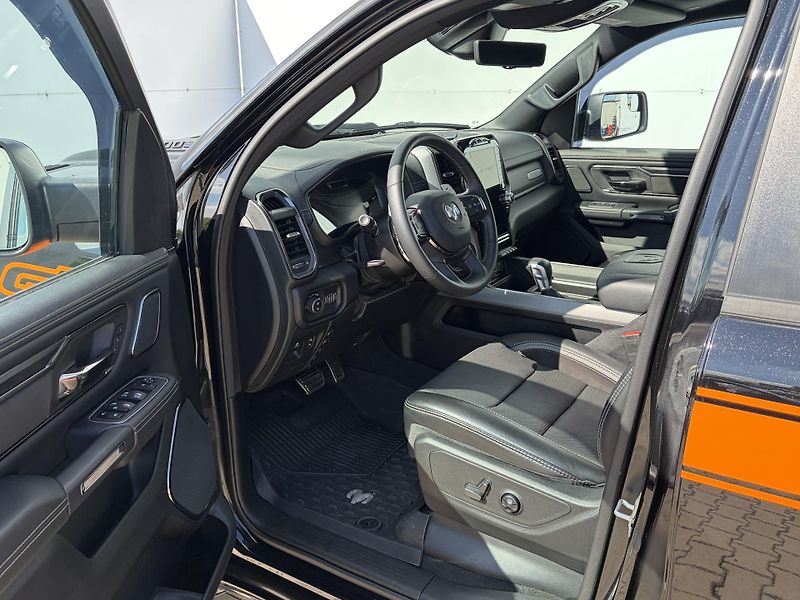 RAM 1500 (2024) Laramie 5.7 V8 HEMI LIFT - fotka 14 z 49