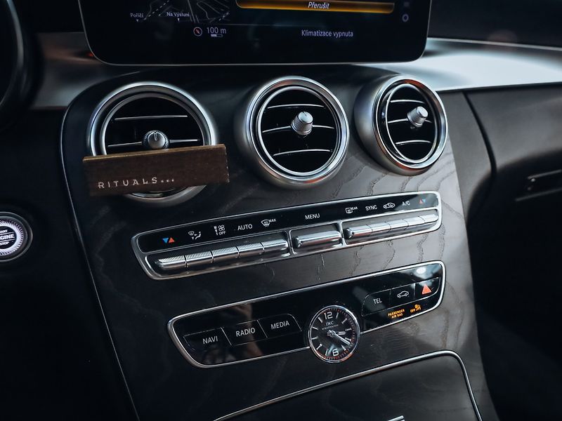 Mercedes-Benz Třídy C C 63 AMG 4MATIC 4.0 V8 - fotka 13 z 33