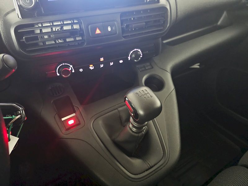 Toyota ProAce City (2024) 1.5D LONG ACTIVE MULTIMEDIA TA - fotka 14 z 29
