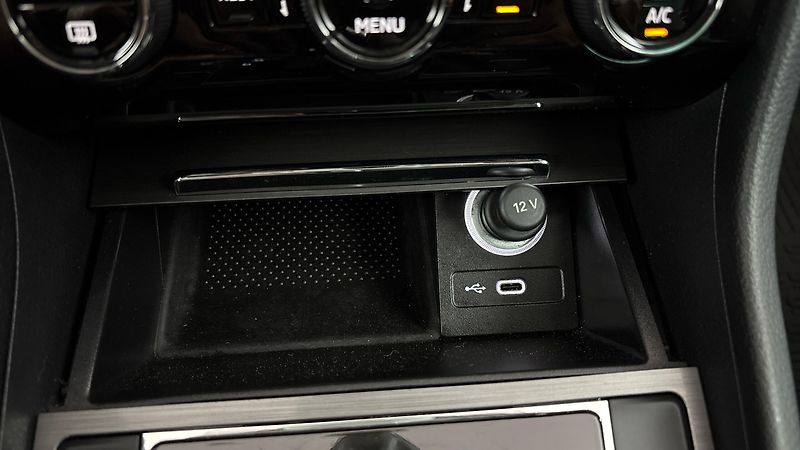 Škoda Superb 2.0 TDI DSG 4x4 Scout Combi - fotka 27 z 35