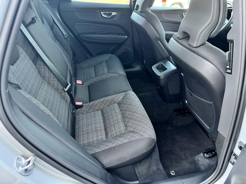 Volvo XC60 B5 AWD (benzín) CORE 1.maj. - fotka 24 z 46
