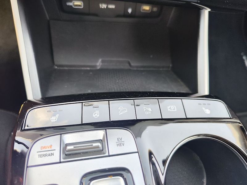 Hyundai Tucson 1.6T-GDI/195kW Smart 4x4 PHEV - fotka 21 z 32