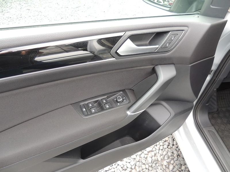 Volkswagen Touran (2018) 1.4TSi,110kw,7míst,Top výbava, - fotka 27 z 55