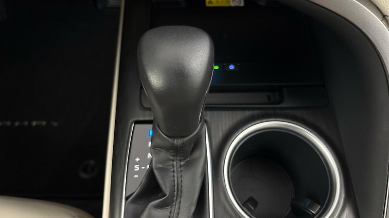 Toyota Camry 2.5 Hybrid AUT Executive - fotka 26 z 29