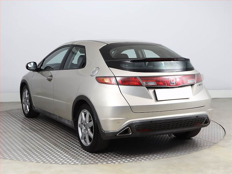 Honda Civic (2006) 1.8 i, po STK, jezdí výborně - fotka 4 z 12