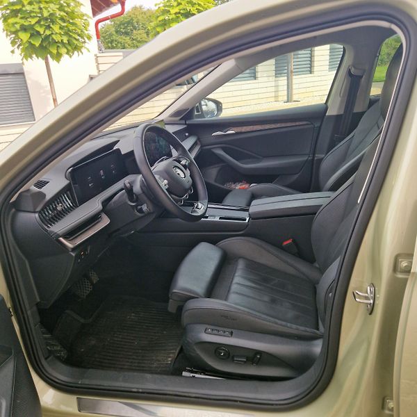 Škoda Superb (2024) L&K, Nez. top. Kanton, 4x4, - fotka 8 z 16