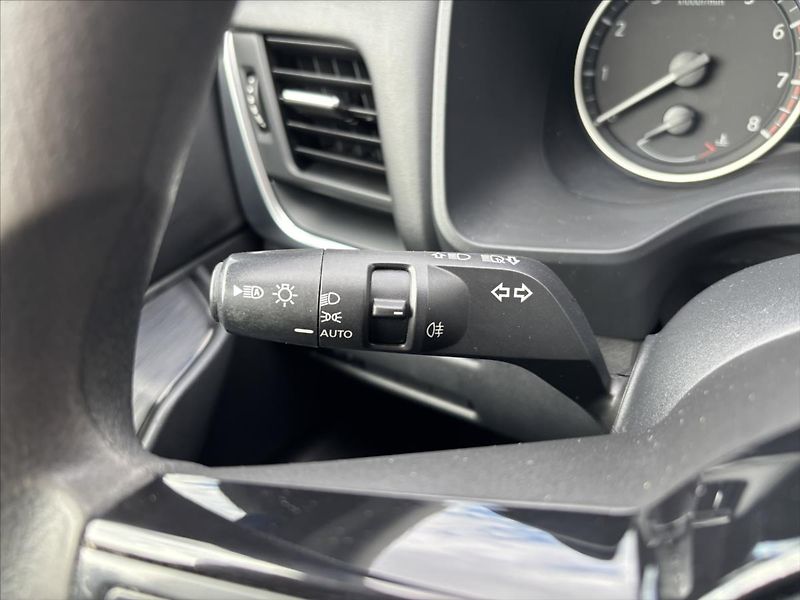 Nissan Qashqai 1,3 DIG-T Visia PLNÝ SERVIS - fotka 26 z 39