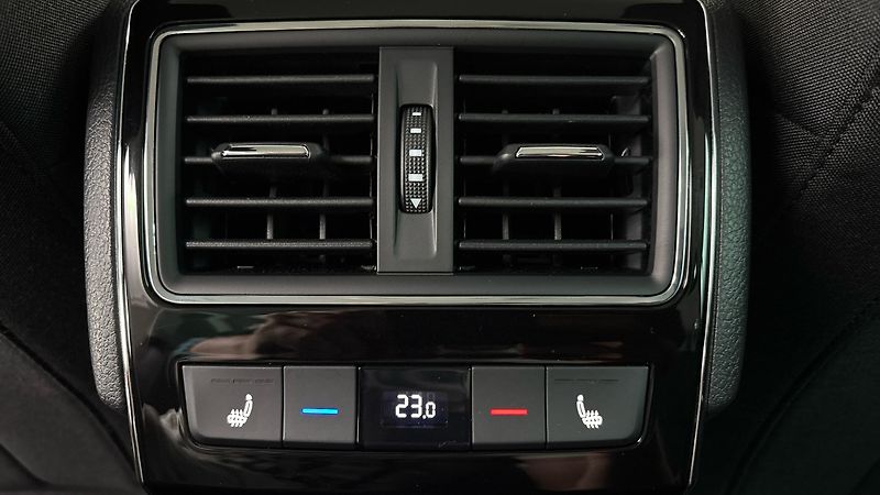Škoda Superb 2.0 TDI DSG Style Combi - fotka 22 z 27