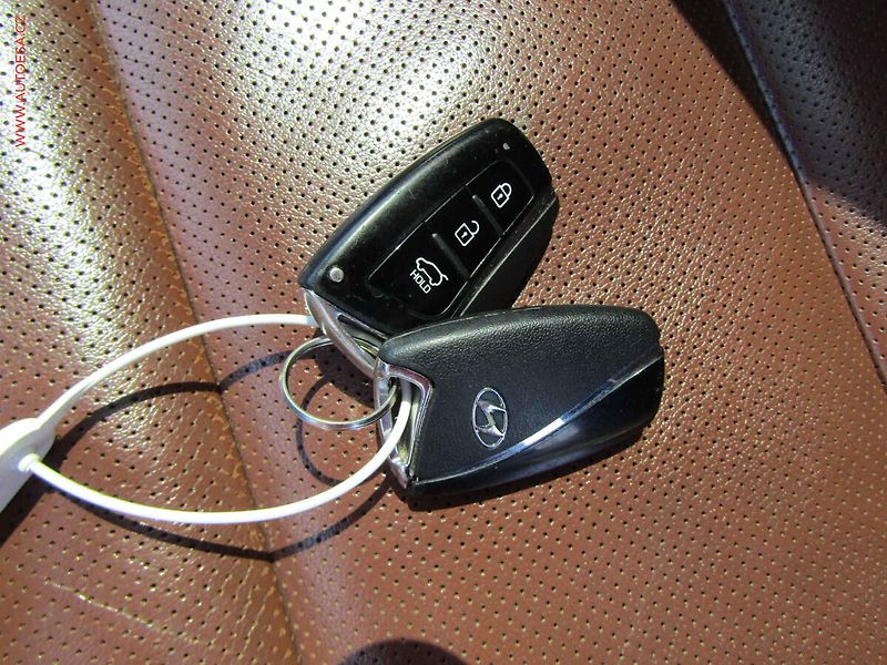 Hyundai Santa Fe (2015) 2.2 CRDi 4x4, AT, panor - fotka 25 z 25