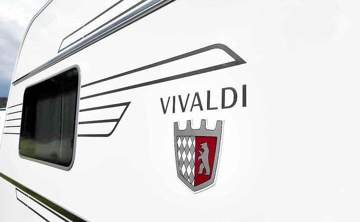 Německý výrobce KnausTabbert představil inovace v nové řadě Vivaldi. Karavan je vhodný pro rodiny.