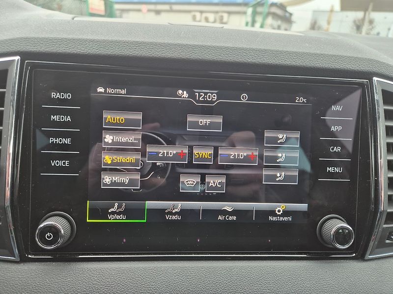 Škoda Karoq 1,5 TSI DSG Top Selection, pan - fotka 26 z 28