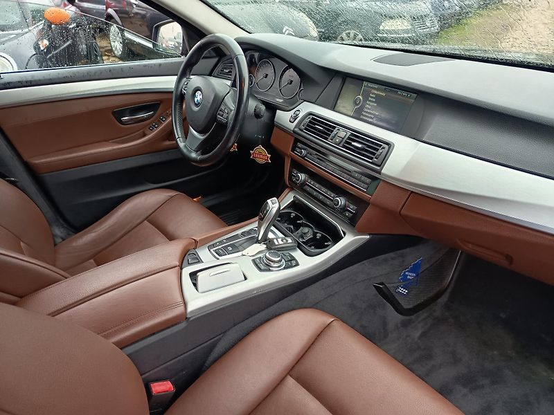 BMW Řada 5 (2011) 535i xDrive - fotka 41 z 50