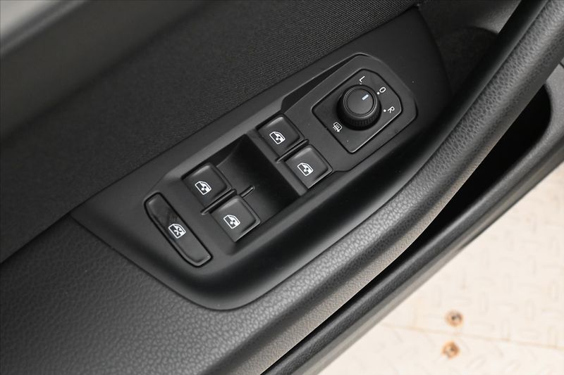 Volkswagen Passat 2,0 TDI 110kW DSG Business Zár - fotka 26 z 32