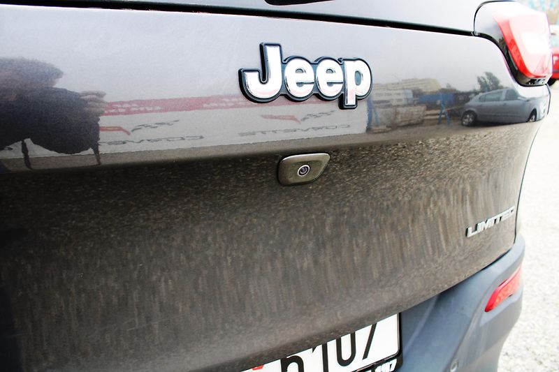 Jeep Cherokee (2018) 2,2 MJT 4X4 LIMITED KŮŽE NAVI  - fotka 16 z 22