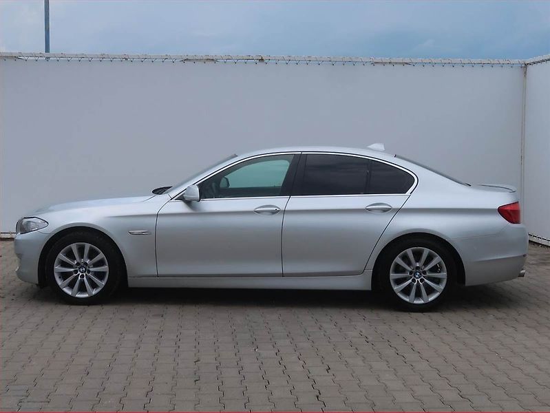 BMW Řada 5 (2010) 530d, Automat, Xenony - fotka 3 z 16