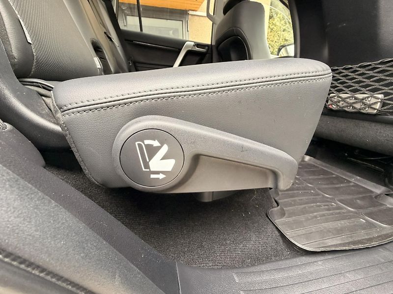 Toyota Land Cruiser 2.8-MAX.VÝBAVA-TAŽNÉ 3t-DPH - fotka 27 z 31
