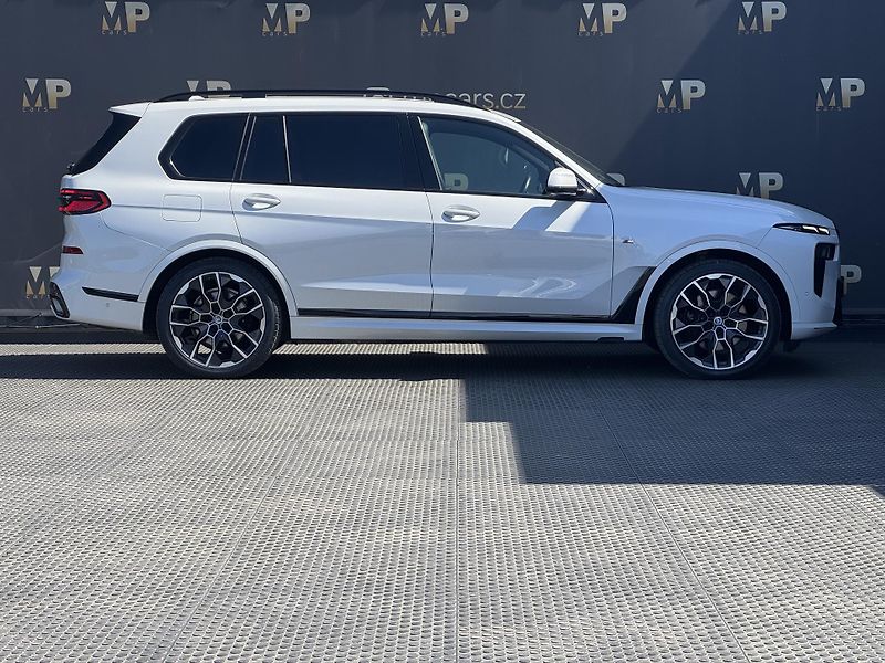 BMW X7 (2022) 40d 250kw M-Packet - fotka 4 z 60