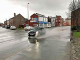 Stačí jen chvilka nepozornosti nebo nepřiměřená rychlost na mokré vozovce a z obyčejné cesty do práce se může stát přestupek za tisíce korun.