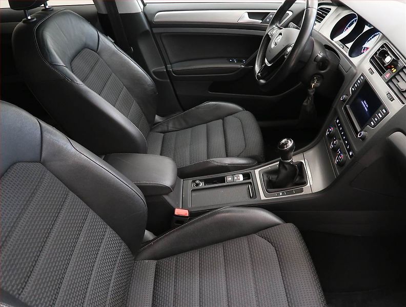 Volkswagen Golf (2016) 1.6 TDI, Serv.kniha, Xenony - fotka 9 z 13