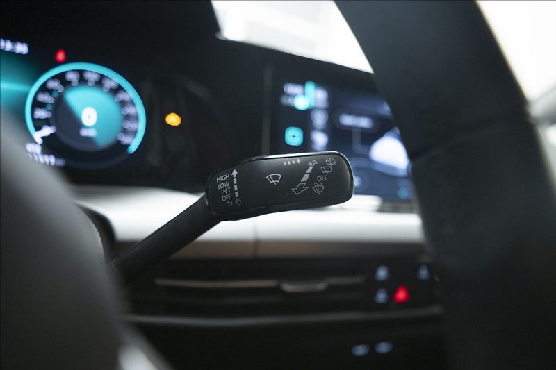 Volkswagen Golf 1,5 eTSI DSG KAMERA VÝHŘEV ČR - fotka 26 z 41