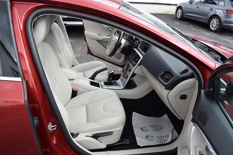 Volvo V40 (2016) 2.0i T2 90kw INSCRIPTION MANUÁ - fotka 34 z 48