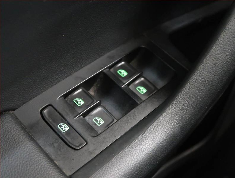 Toyota Yaris (2023) 1.5 VVT-i - fotka 15 z 19