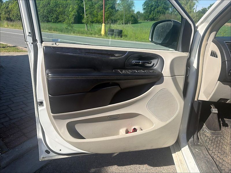 Chrysler Town & Country (2011) 3,6 RT DVD LPG Kůže 2011 - fotka 15 z 19