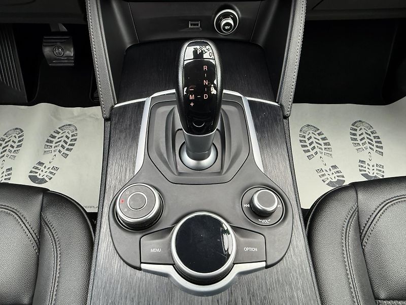Alfa Romeo Stelvio 2,0T Q4 280PS 4x4 Automat - fotka 33 z 40