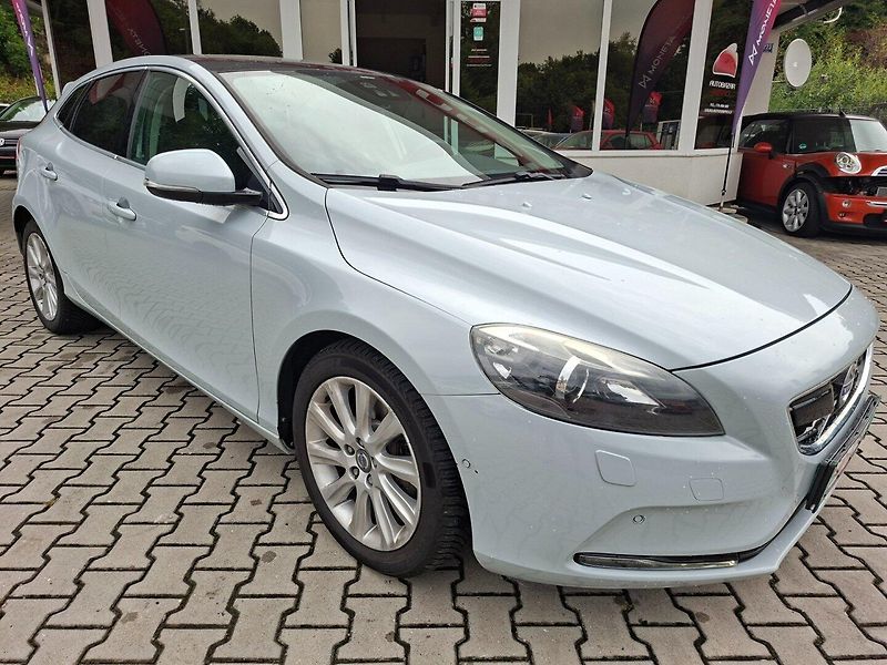 Volvo V40 (2012) 2.0D3 110kW AUT -1.MAJITEL - fotka 1 z 38