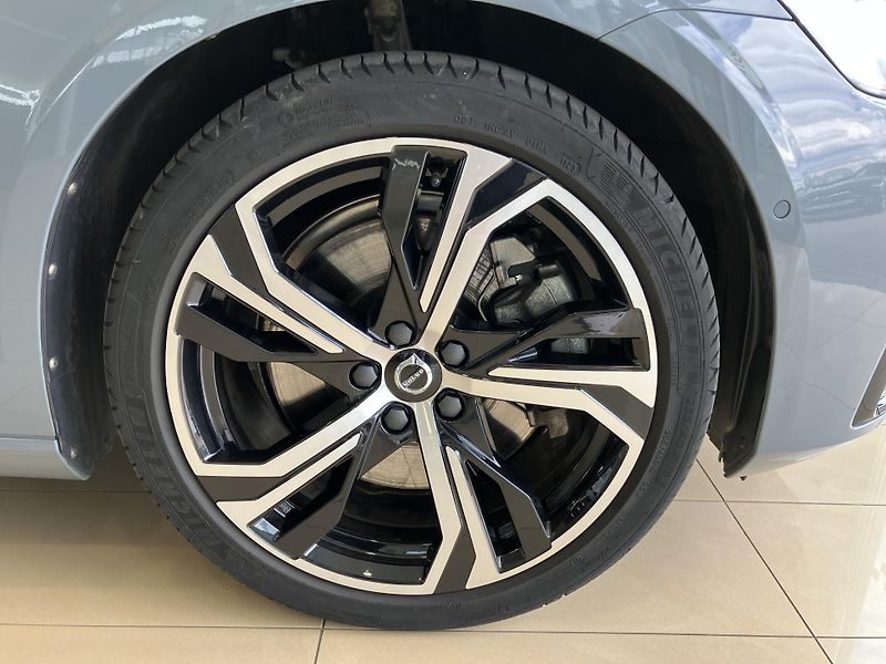 Volvo S60 B5 AWD Ultimate Dark-REZERVACE - fotka 5 z 42