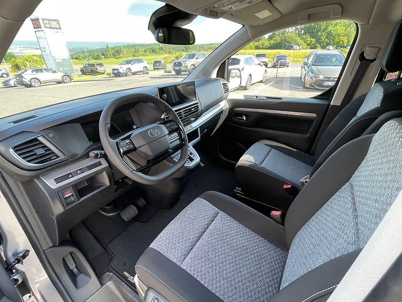 Toyota ProAce Verso 2.0L 8AT Family 8 - fotka 12 z 21