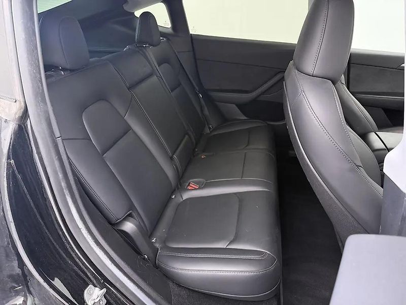 Tesla Model Y SR RWD LFP 220kW 1.Maj DPH - fotka 9 z 10