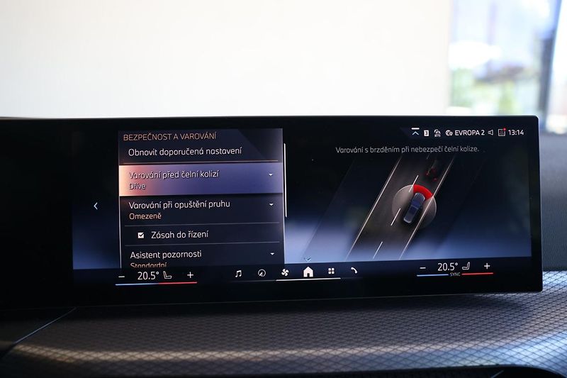 BMW Řada 3 330i xDrive Touring - fotka 14 z 22